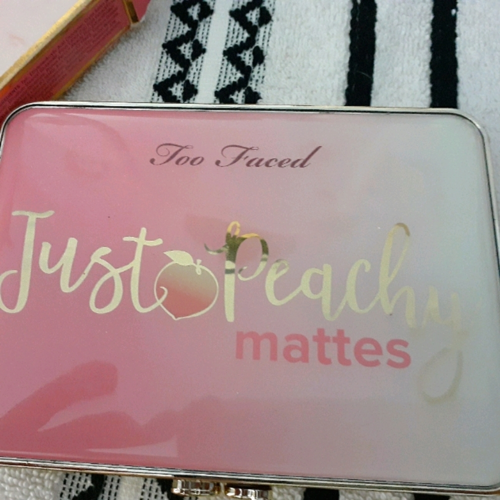 Too Faced Just Peachy Mattes palette